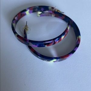 ACRYLIC PURPLE TORTOISESHELL HOOP EARRINGS